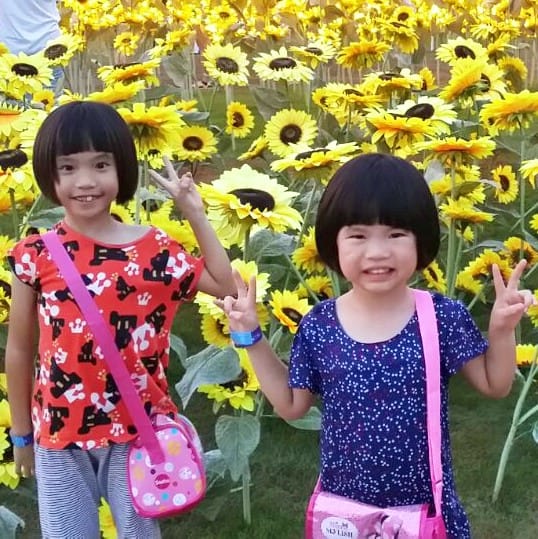 Babybio wonder kids, Grace with 2 kids